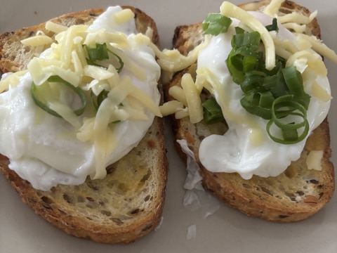 トースト、ポーチドエッグ乗せ